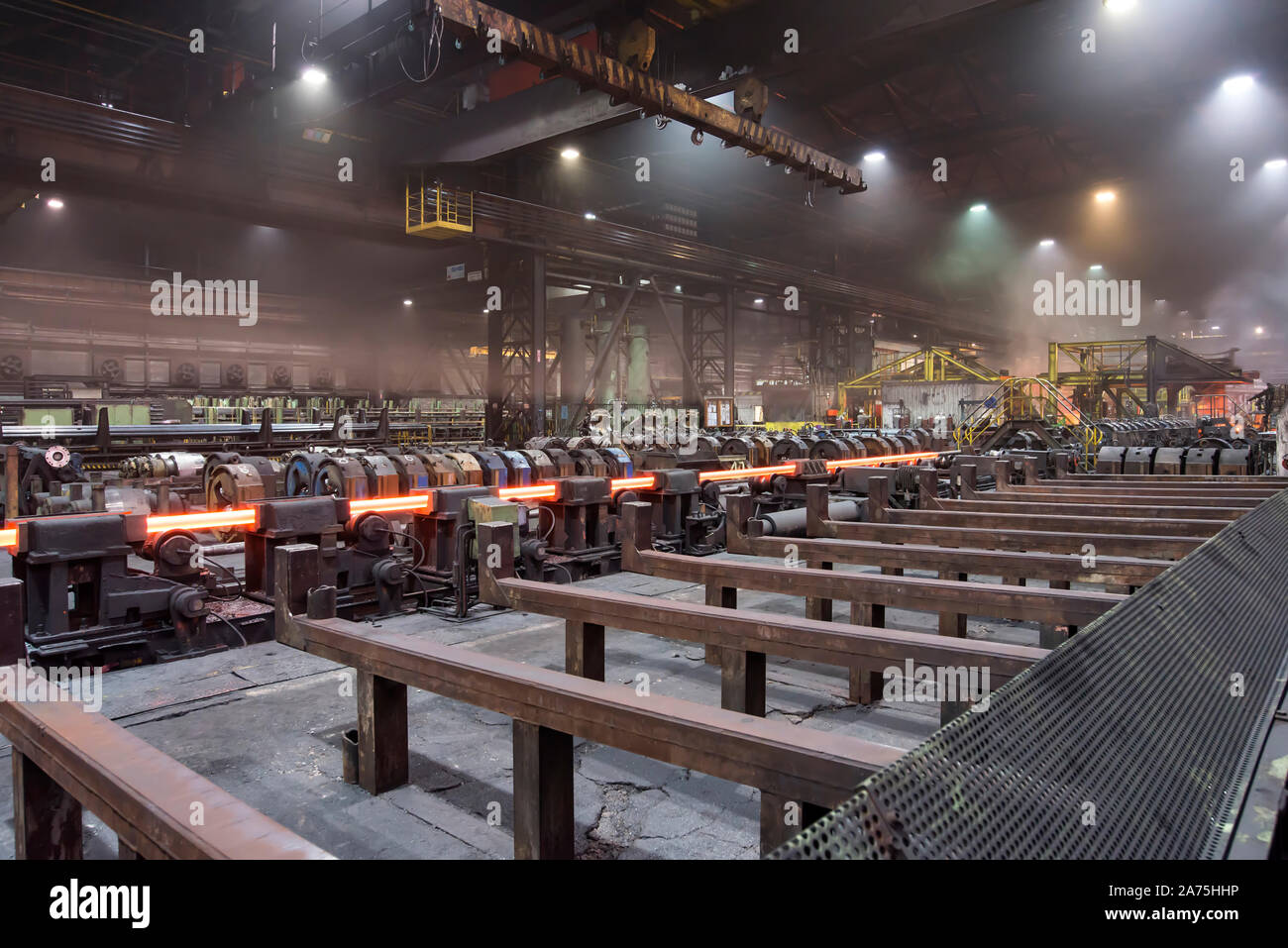 Produzione di tubi metallici in acciaio e laminatoio - Architettura e tecnologia in un'azienda industriale Foto Stock