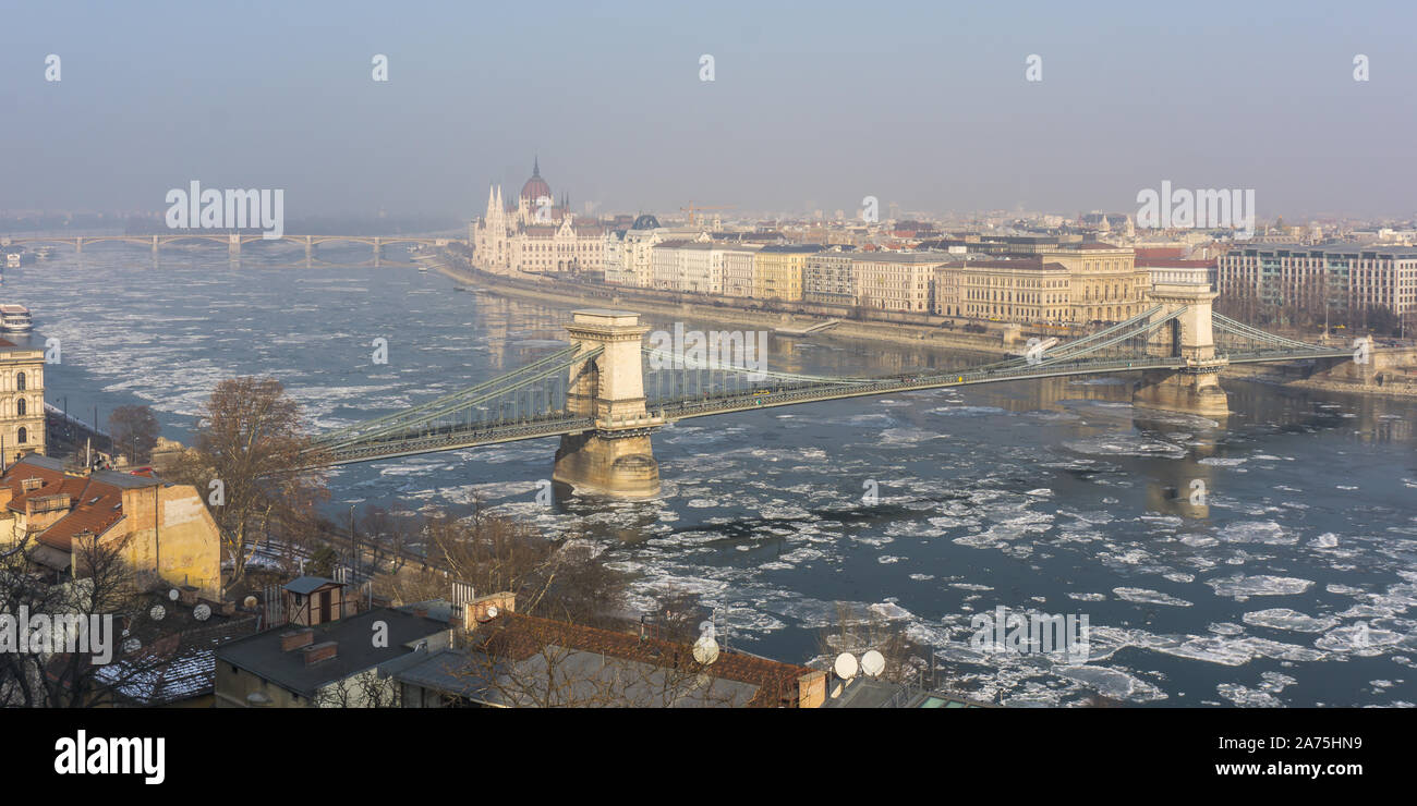 Inverno a Budapest - il famoso Ponte delle catene di Szechenyi nel centro città mentre il Danubio è parzialmente congelato e ricoperta di ghiaccio! Foto Stock