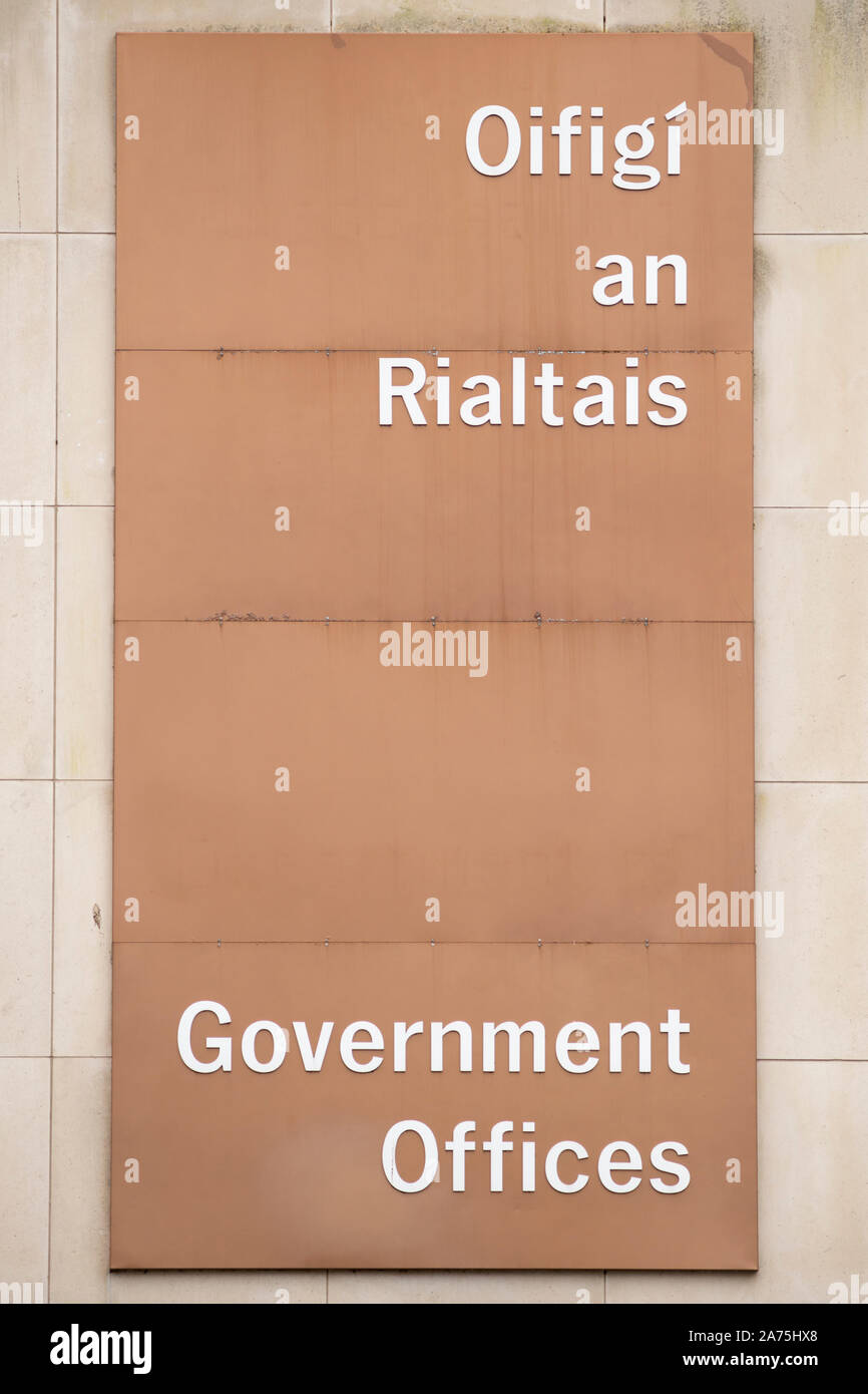 Firma bilingue in inglese e irlandese gaelico per gli uffici governativi o per l'edificio Oipichi An Rialtais a Killarney, Contea di Kerry, Irlanda Foto Stock