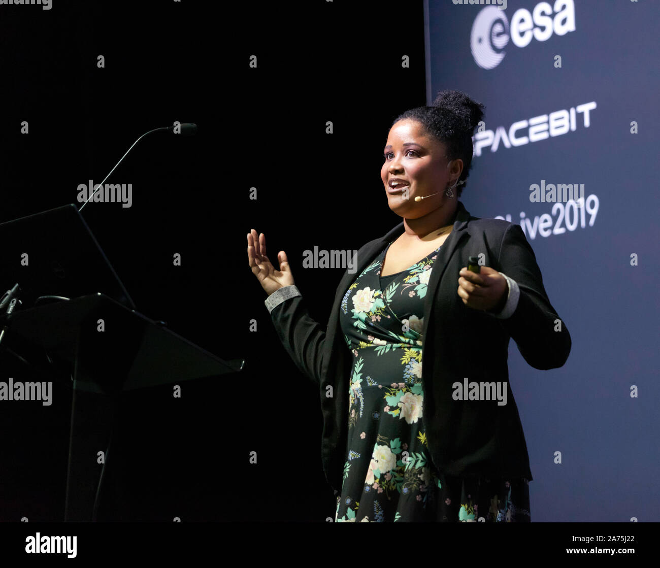 Tana Giuseppe, assegnista di ricerca presso le Università di Manchester, spiegando come l Africa sta contribuendo a uso intensivo di dati progetti di astronomia, sul cosmo stadio, a New Scientist Live 2019 Foto Stock