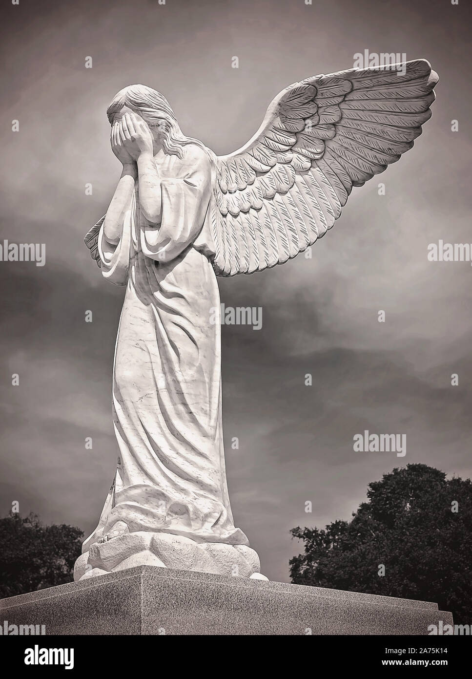 Un angelo gli stand con il suo volto coperto in stile coloniale Francese Memorial Garden accanto al Biloxi Centro di accoglienza, Ott. 22, 2019, in Biloxi Mississippi. Foto Stock