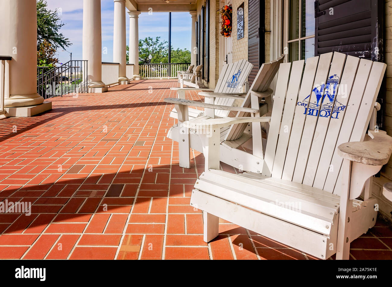 Sedie di Adirondack con la città di Biloxi logo invitano gli ospiti a rilassarsi sotto il portico del Biloxi Centro di accoglienza, Ott. 22, 2019, in Biloxi Mississippi. Foto Stock