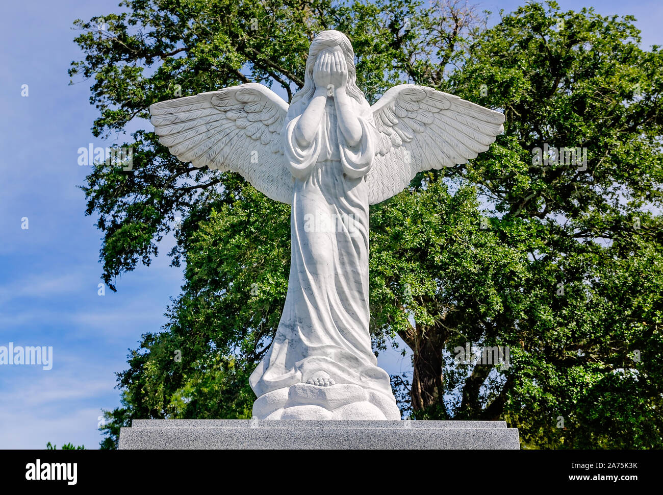 Un angelo gli stand con il suo volto coperto in stile coloniale Francese Memorial Garden accanto al Biloxi Centro di accoglienza, Ott. 22, 2019, in Biloxi Mississippi. Foto Stock