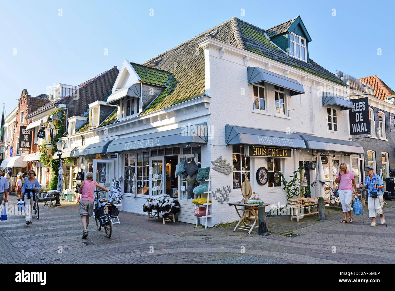 Den Burg, Texel / Paesi Bassi - Agosto 2019: turistici negozio 'Kees de Waal' di vendita di souvenir in via dello shopping del centro di den Burg sulla isola di Tex Foto Stock