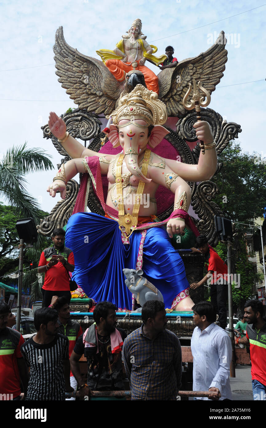 Mumbai, Maharashtra, India, Asia - Processione enormi idoli del signore Ganesh elefante-intitolata dio indù Ganesha trasportata dal carrello per festival Ganpati Foto Stock