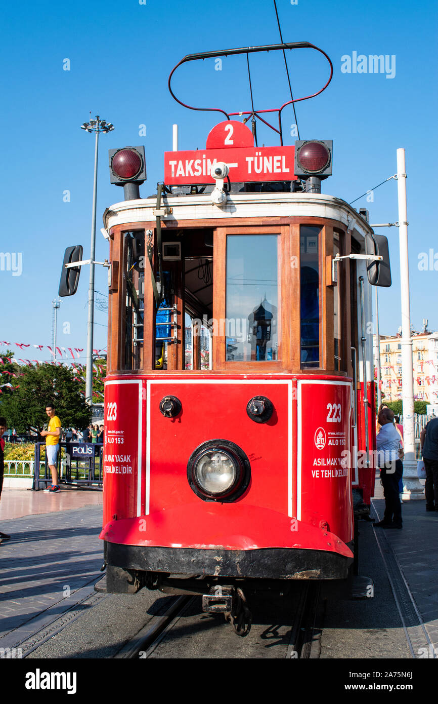 Istanbul: la storica T2 Taksim-Tunel linea tram in Piazza Taksim, il cuore della moderna Istanbul in tutte le principali mete di svago e il quartiere di Beyoglu Foto Stock
