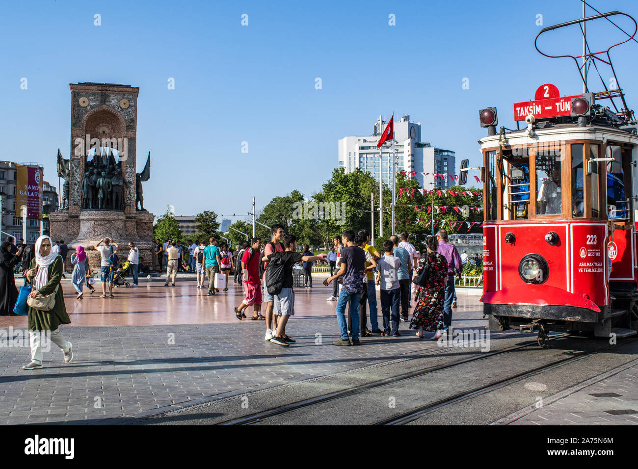 Istanbul: storico T2 Taksim-Tunel linea tram e persone in Piazza Taksim, cuore moderno di Istanbul in tutte le principali mete di svago e Beyoglu district Foto Stock