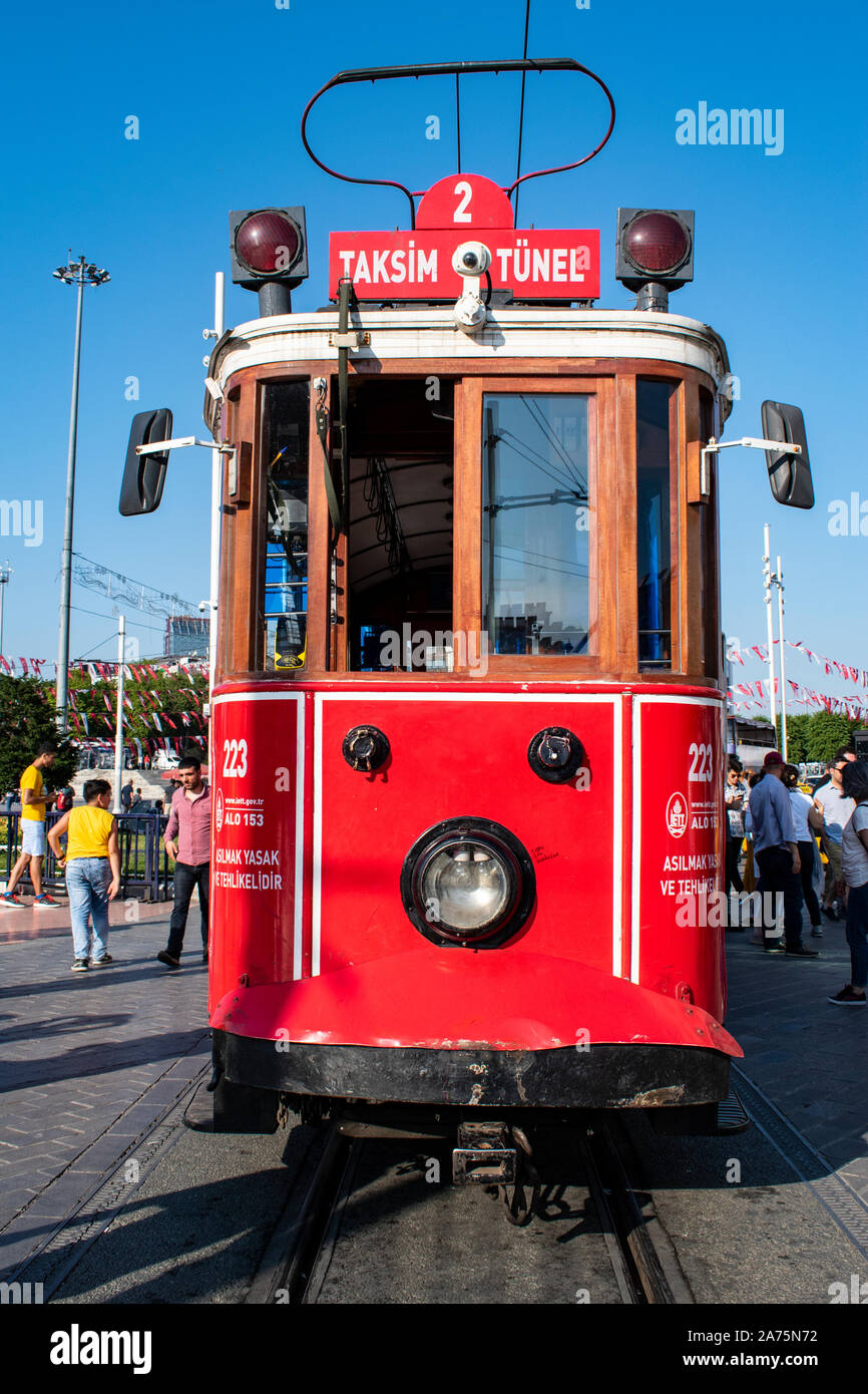Istanbul: la storica T2 Taksim-Tunel linea tram in Piazza Taksim, il cuore della moderna Istanbul in tutte le principali mete di svago e il quartiere di Beyoglu Foto Stock