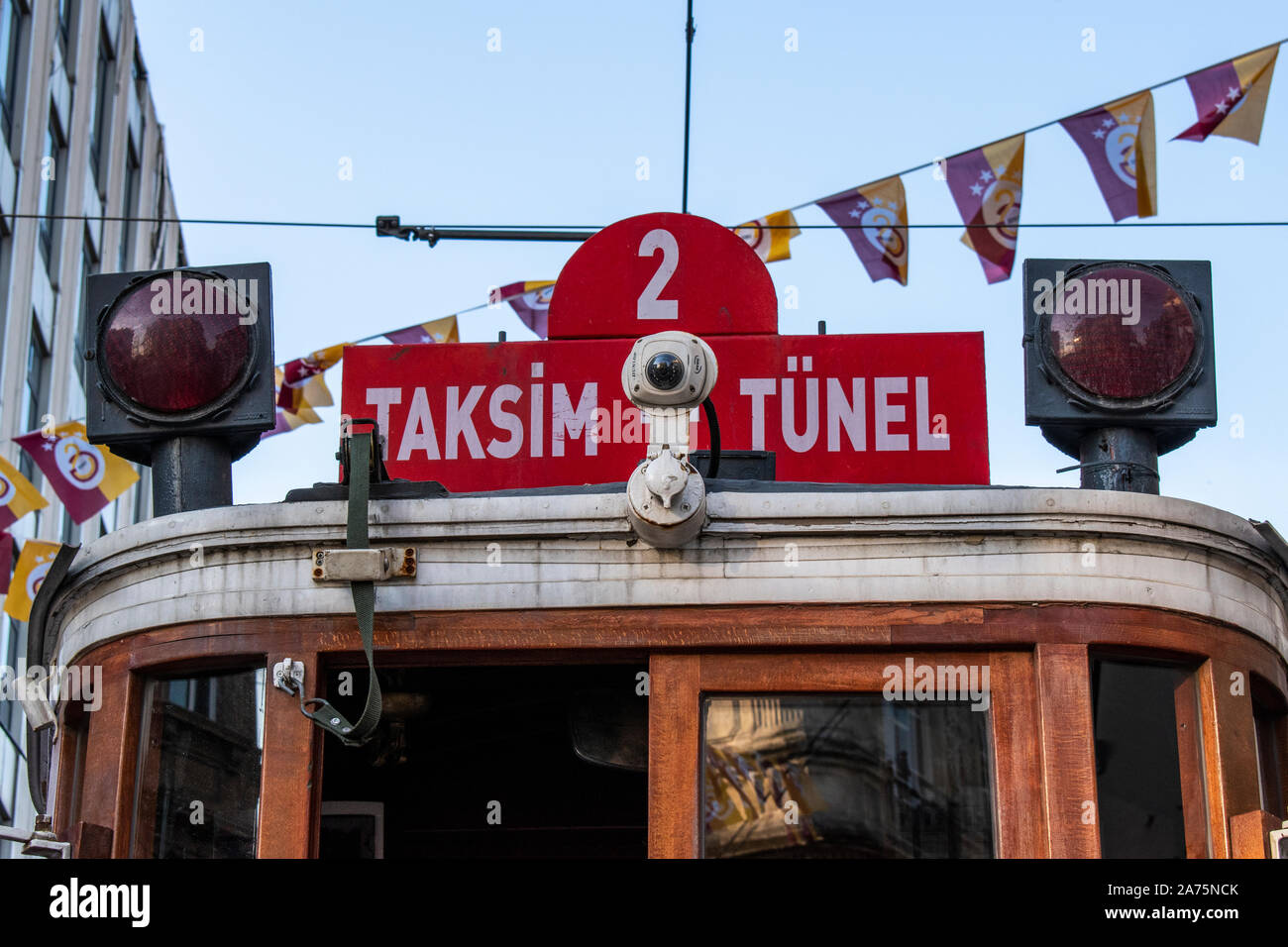 Istanbul: il segno della storica T2 Linea tram Taksim-Tunel proveniente dalla piazza Taksim sulle rotaie di Istiklal Caddesi, famoso viale della città moderna Foto Stock
