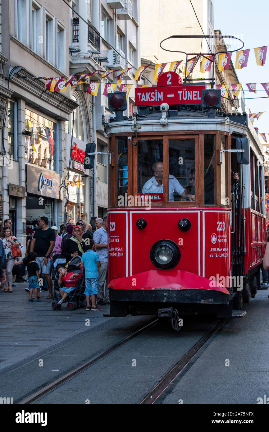 Istanbul: storico T2 Linea tram Taksim-Tunel proveniente dalla piazza Taksim sulle rotaie di Istiklal Caddesi, uno dei più famosi viali della città Foto Stock