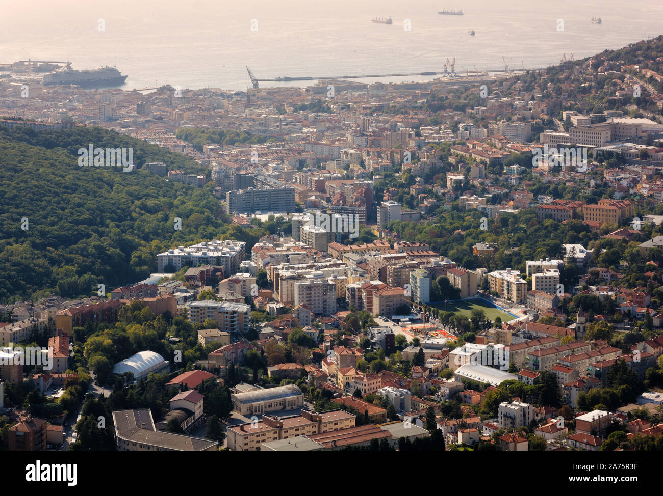 La città di Trieste, Italia, con l'università di destra e il Seaport in background Foto Stock