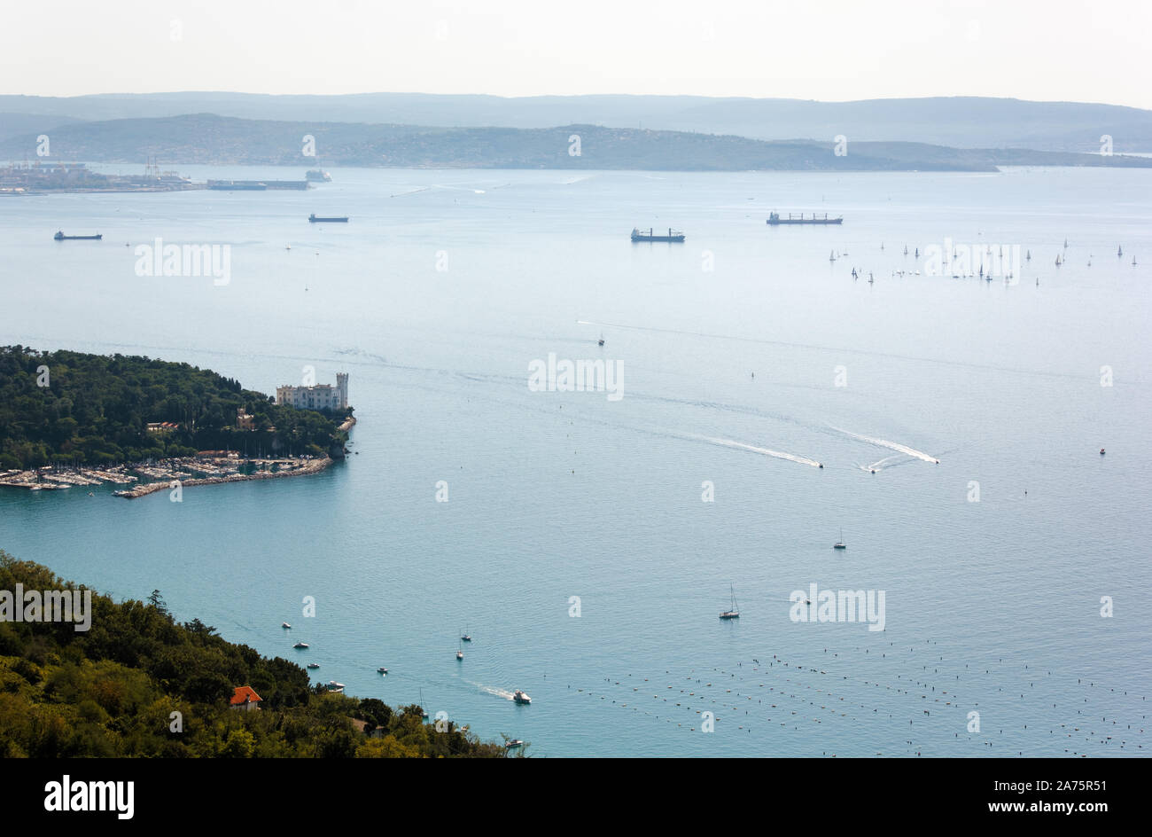 Affollata nelle acque del golfo di Trieste, con il castello di Miramare in primo piano Foto Stock