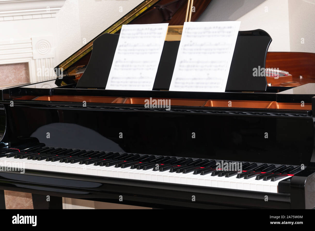 Nero pianoforte in prepaaration per un recital. Foto Stock