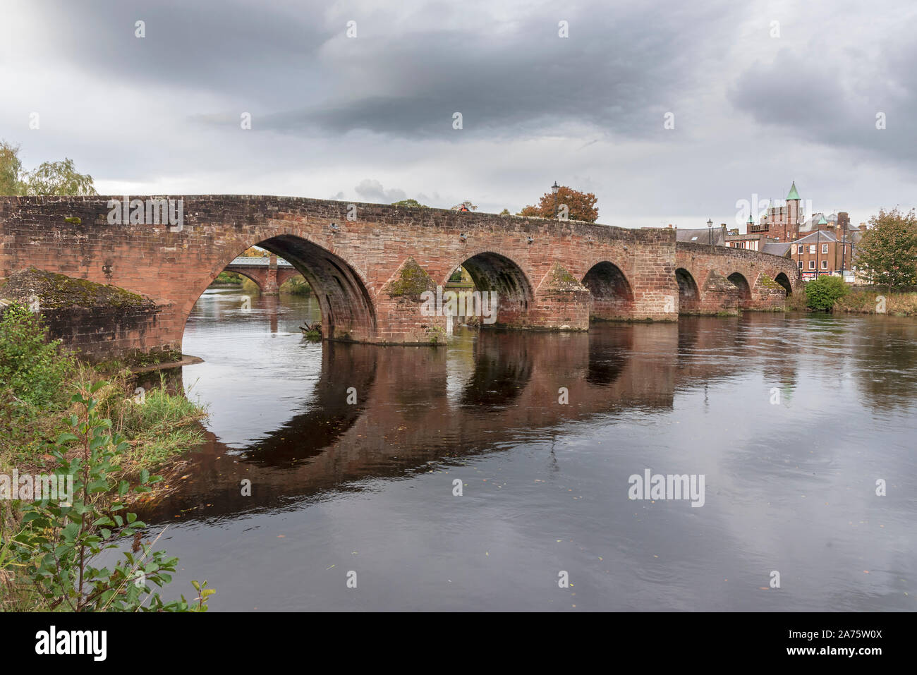 Il vecchio ponte o ponte Devorgillas sul fiume Nith a Dumfries, Scozia. Foto Stock