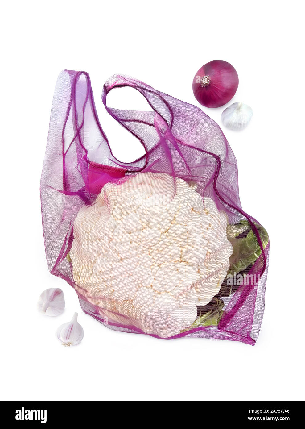 Verdure, cavolfiore, aglio, cipolla viola in viola eco borsa con manici, tessuto a rete shopper su sfondo bianco. Settore Ecologia Ambiente nozione Foto Stock