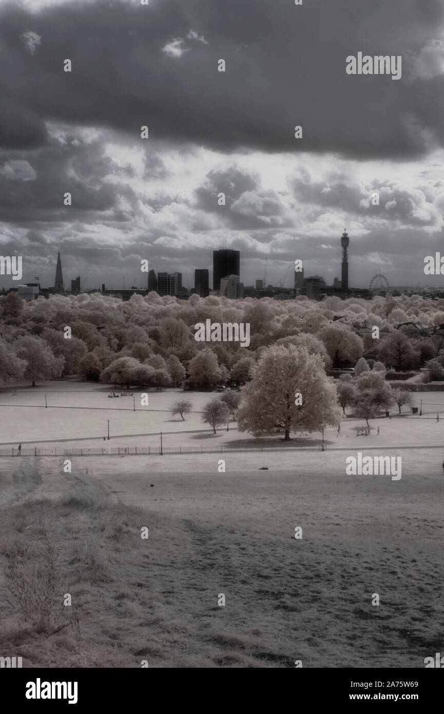 Immagine a infrarossi - vista da Primrose Hill alla city di Londra - Inghilterra - UK Foto Stock