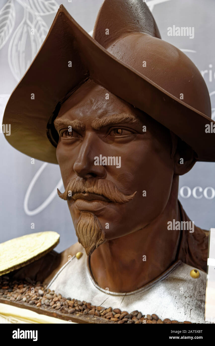 Parigi, Francia. 29 ott 2019. La scultura di cioccolato in rappresentanza di Hernan Cortes da Frédéric Giuseppe e Fred Duca Fredange al Salon du Chocolat. Foto Stock