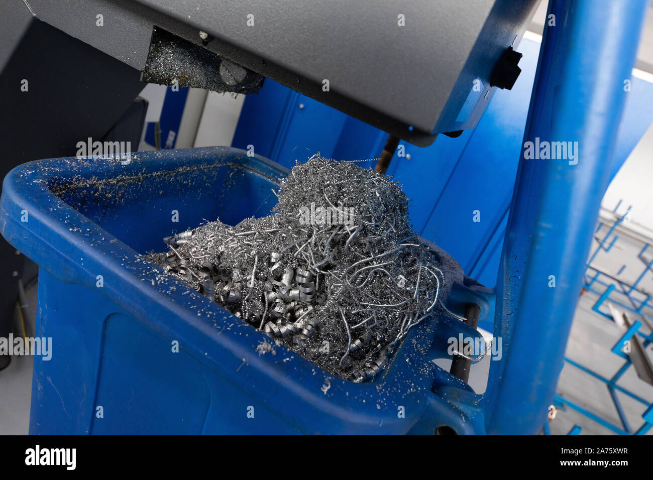 Close-up del contenitore riempito di limatura di ferro in fabbrica. Foto con la profondità di campo Foto Stock