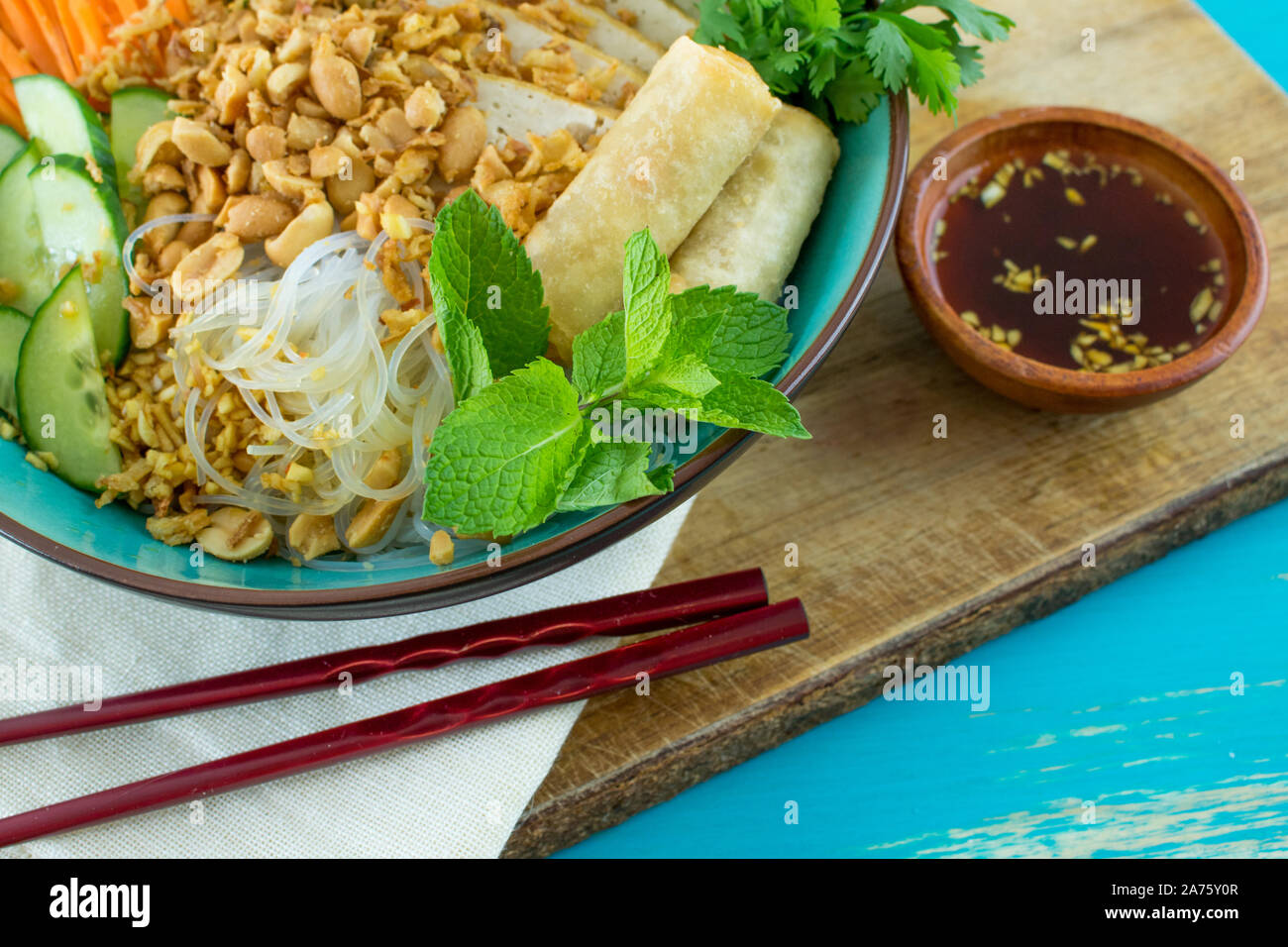 Fotografia di cibo di un vietnamita insalata a base di noodle bun chay con involtini primavera tofu fritto e verdure. Foto Stock