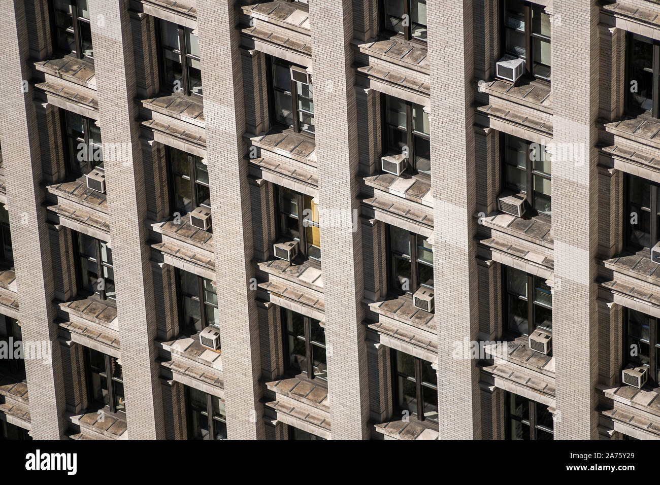 Condizionatori di aria germoglio di windows in un edificio per uffici nella parte inferiore di Manhattan a New York Sabato, 19 ottobre 2019. © Richard B. Levine) Foto Stock