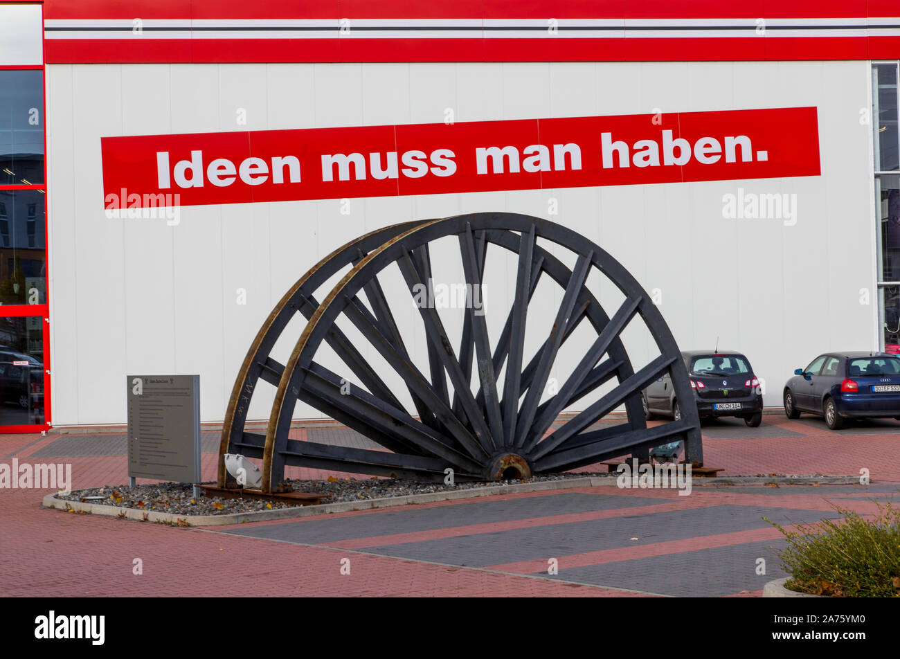 Sito di ex Crone colliery, abbandonata nel 1927, puleggia di avvolgimento della torre come un memento, oggi il sito è la casa di un negozio per il fai da te e giardino cente Foto Stock
