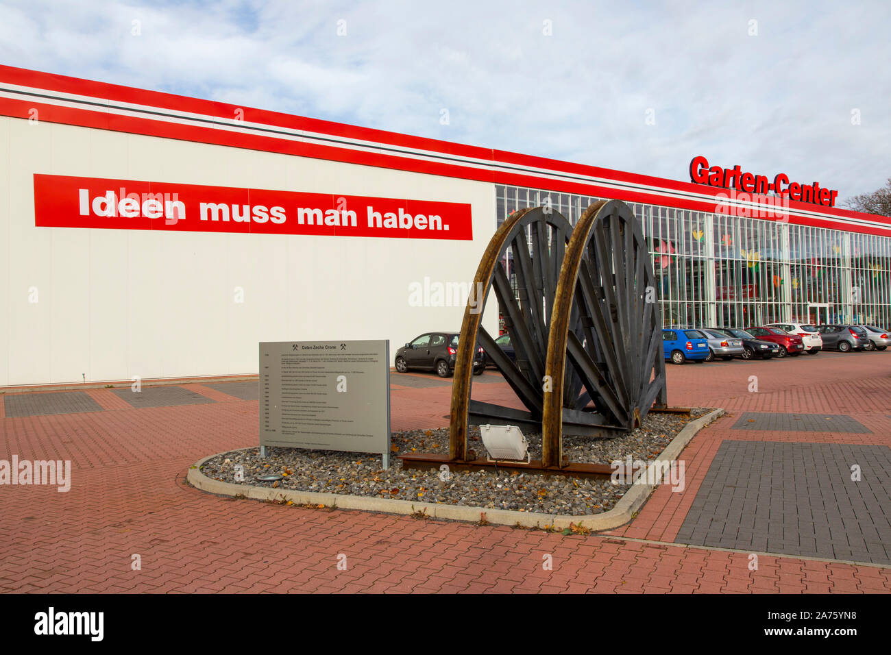 Sito di ex Crone colliery, abbandonata nel 1927, puleggia di avvolgimento della torre come un memento, oggi il sito è la casa di un negozio per il fai da te e giardino cente Foto Stock