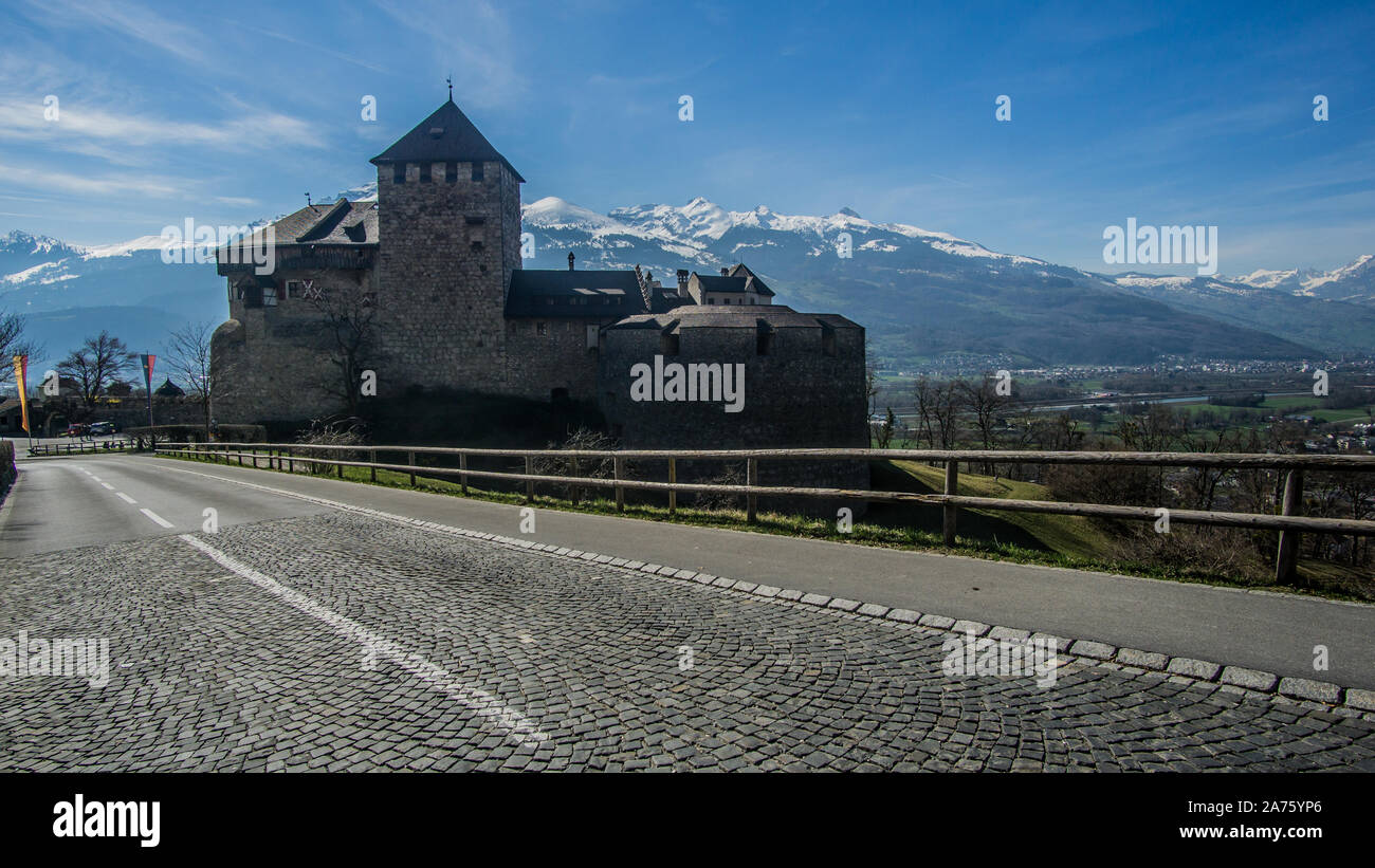 Vaduz Castle - castello medievale che si trova su una collina sopra Vaduz la città capitale del Liechtenstein. Foto Stock
