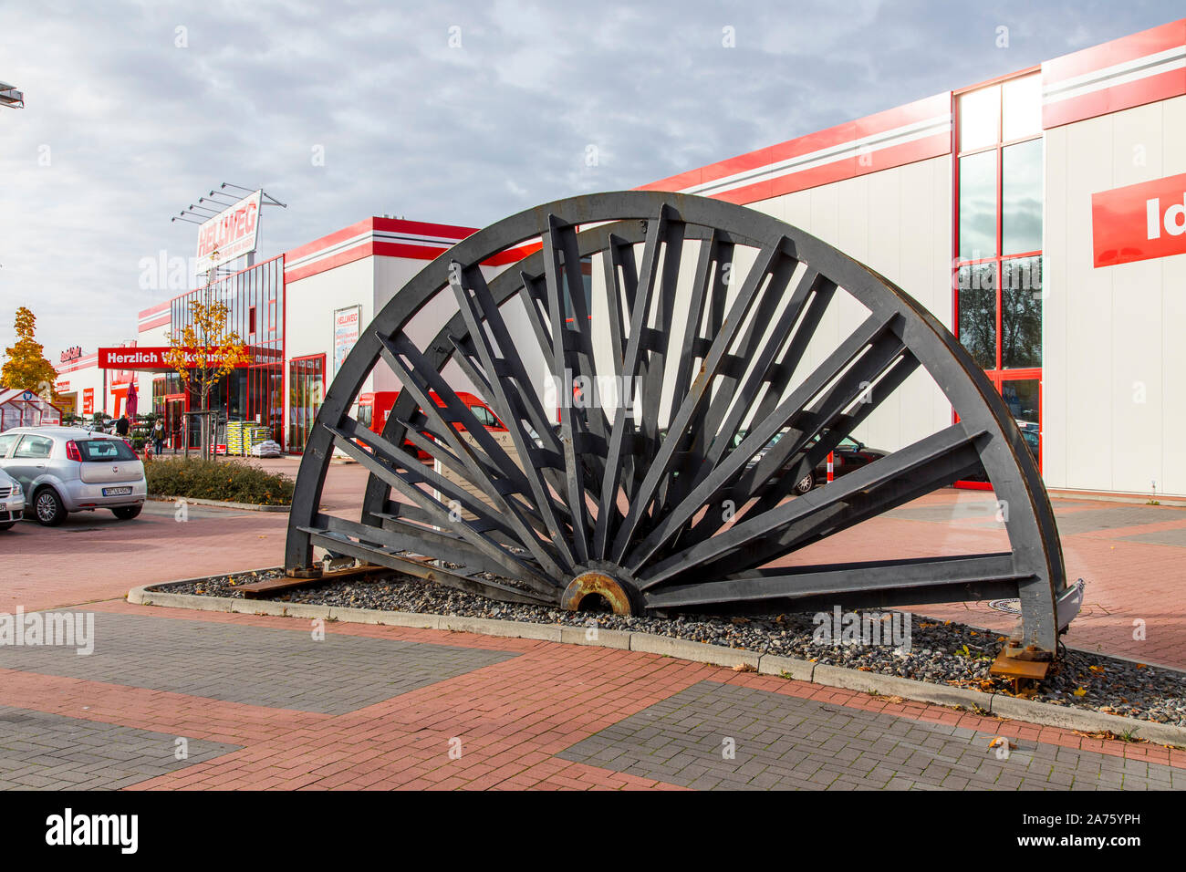 Sito di ex Crone colliery, abbandonata nel 1927, puleggia di avvolgimento della torre come un memento, oggi il sito è la casa di un negozio per il fai da te e giardino cente Foto Stock