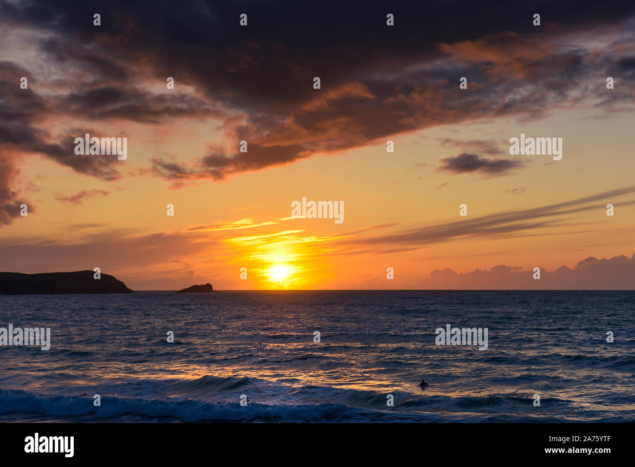 Un bellissimo tramonto intenso su Fistral Bay a Newquay in Cornovaglia. Foto Stock