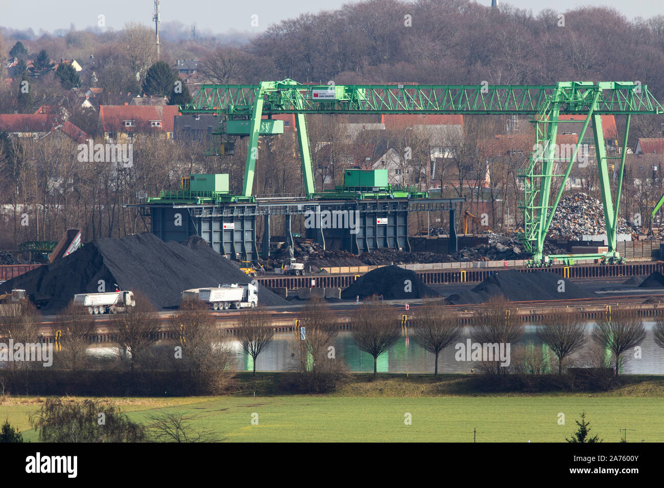 Caricamento del carbone nel porto della città di Dortmund, Hardenberg porto, sul Dortmund-Ems Canal, Foto Stock