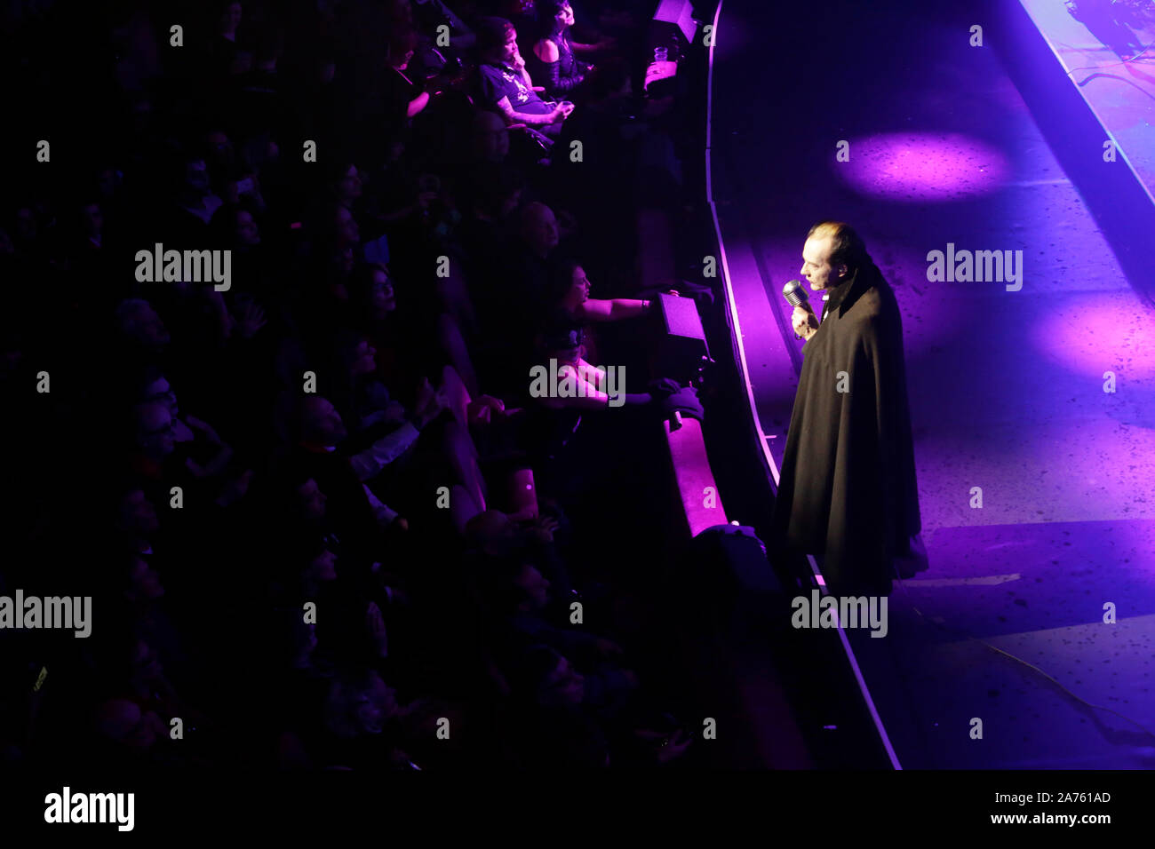 Dave Vanian esegue sul palco durante "dannati: una notte di un migliaio di vampiri' al palladio su lunedì 28 ottobre 2019. Foto Stock