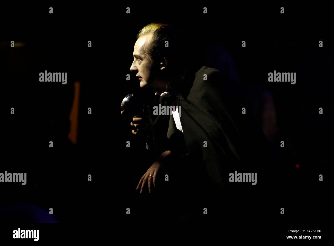 Dave Vanian esegue sul palco durante "dannati: una notte di un migliaio di vampiri' al palladio su lunedì 28 ottobre 2019. Foto Stock