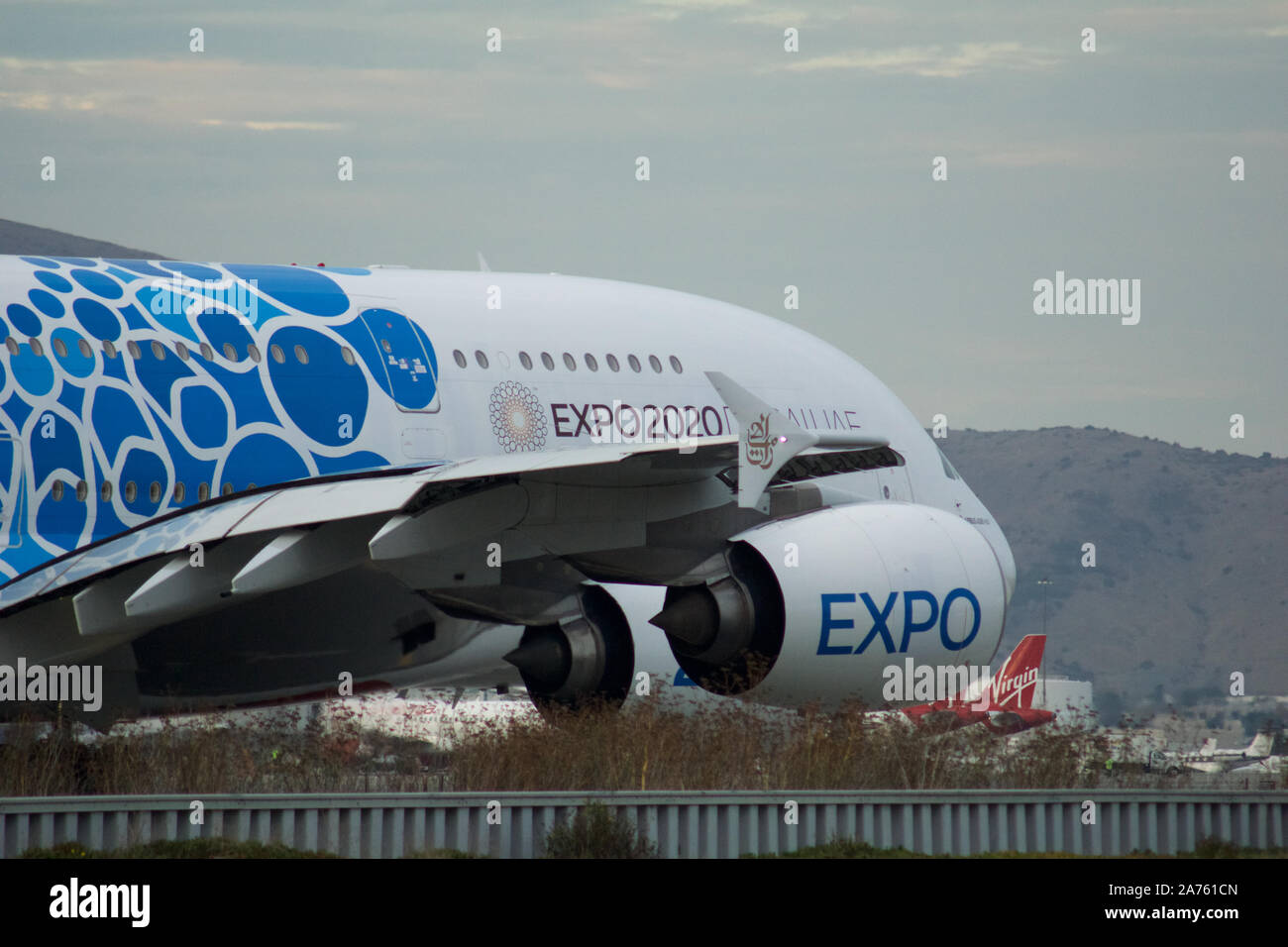 SAN FRANCISCO, CALIFORNIA, STATI UNITI - Novembre 27th, 2018: Emirates Airbus A380 aereo di linea con Blue Expo 2020 Dubai tassare a San Francisco Airport OFS Foto Stock