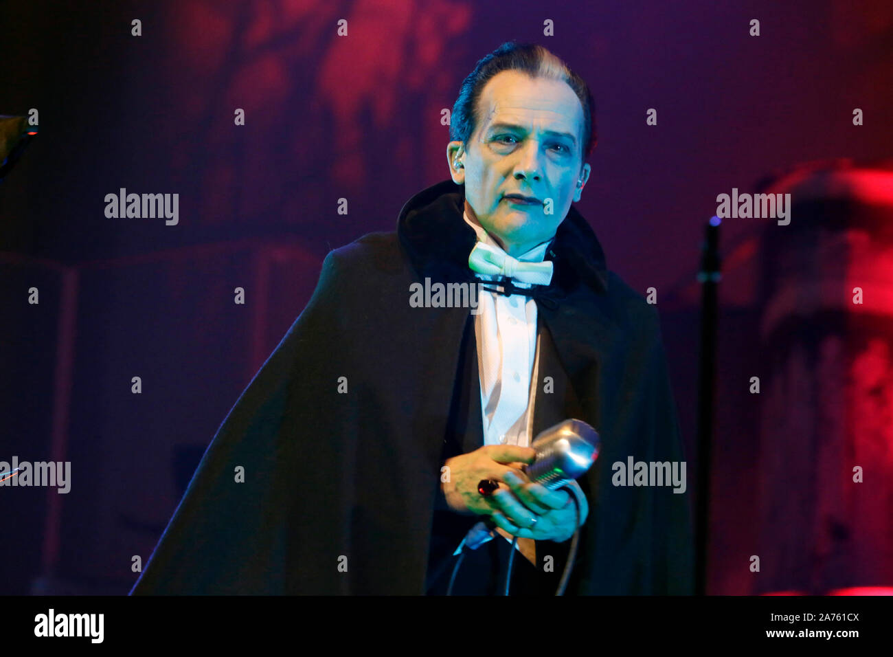 Dave Vanian esegue sul palco durante "dannati: una notte di un migliaio di vampiri' al palladio su lunedì 28 ottobre 2019. Foto Stock