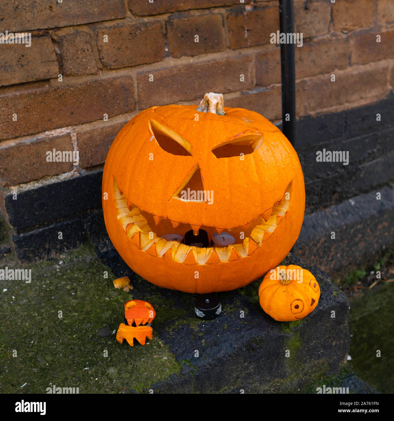 Un trditionally zucca intagliata con candele all'interno per festeggiare Halloween su una porta nel borgo marinaro di Staithes North Yorkshire Foto Stock