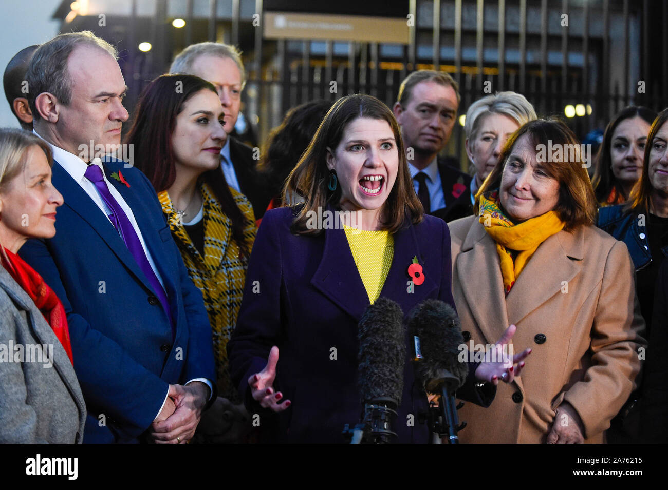 Londra, Regno Unito. Il 30 ottobre 2019. Jo Swinson, leader del Partito europeo dei liberali democratici, (C) risolve la media al di fuori della sede del Parlamento. Si levò in piedi con degli esponenti del suo partito, come il Lib Dems ha lanciato la loro campagna elettorale in anticipo delle elezioni generali del 12 dicembre. Credito: Stephen Chung / Alamy Live News Foto Stock