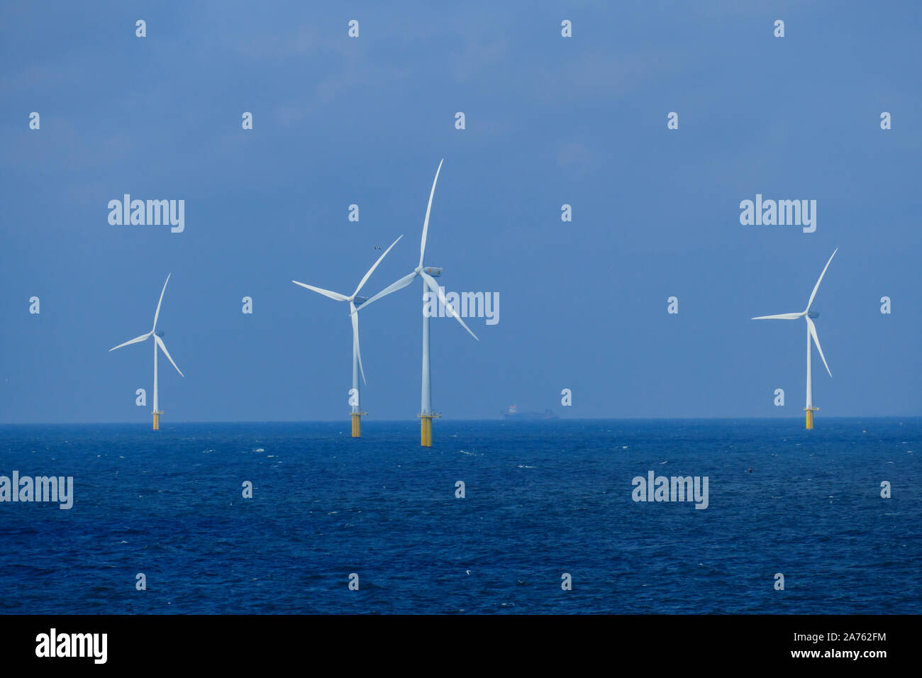 Windpark offshore, Windräder zuer Energiegewinnung in der Nordsee Foto Stock