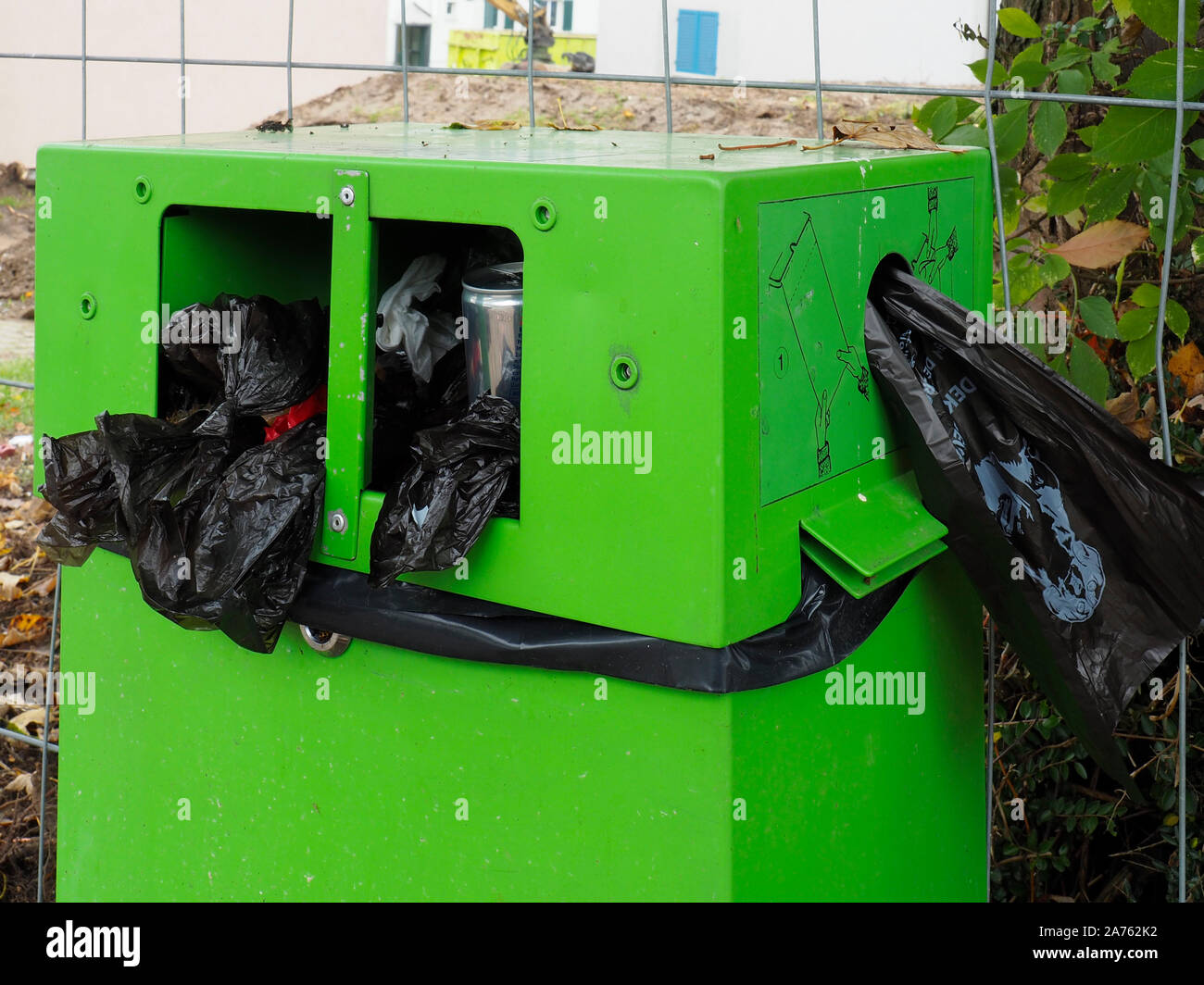 Gewöhnlicher Müll in Hundekot-Entsorgungssystem von Robidog Foto Stock