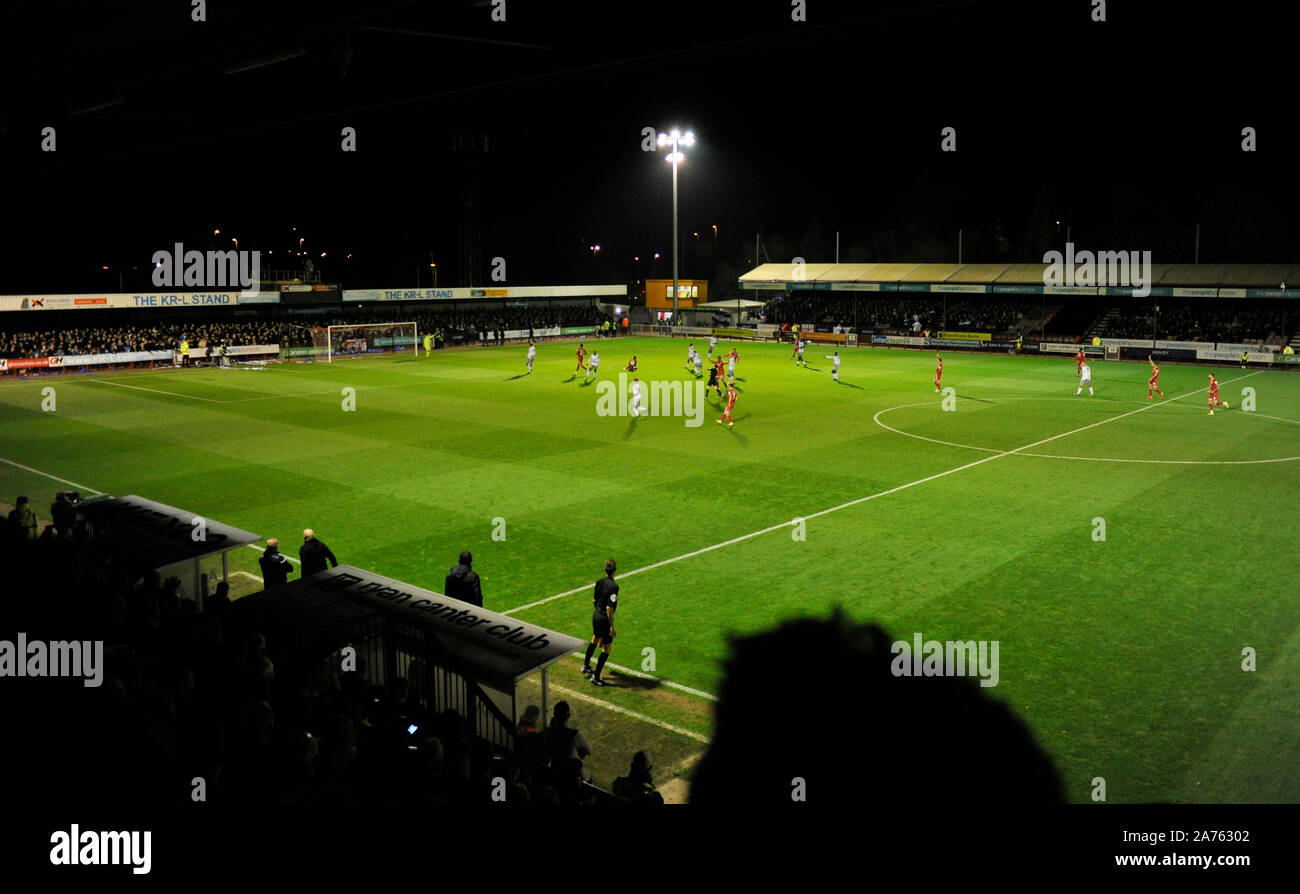 La Coppa Carabao quarto round match tra città di Crawley e Colchester Regno al popolo della Pension Stadium , Crawley , 29 ottobre 2019 - solo uso editoriale. No merchandising. Per le immagini di calcio FA e Premier League restrizioni si applicano inc. no internet/utilizzo mobile senza licenza FAPL - per i dettagli contatti Football Dataco : credito Simon Dack Foto Stock