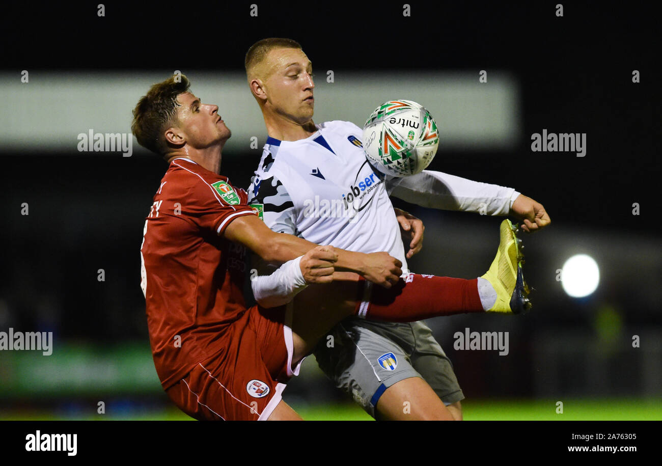 Josh Doherty di Crawley (sinistra) aggancia la palla lontano da Luca Norris di Colchester durante la Coppa Carabao quarto round match tra città di Crawley e Colchester Regno al popolo della Pension Stadium , Crawley , 29 ottobre 2019 - solo uso editoriale. No merchandising. Per le immagini di calcio FA e Premier League restrizioni si applicano inc. no internet/utilizzo mobile senza licenza FAPL - per i dettagli contatti Football Dataco Foto Stock