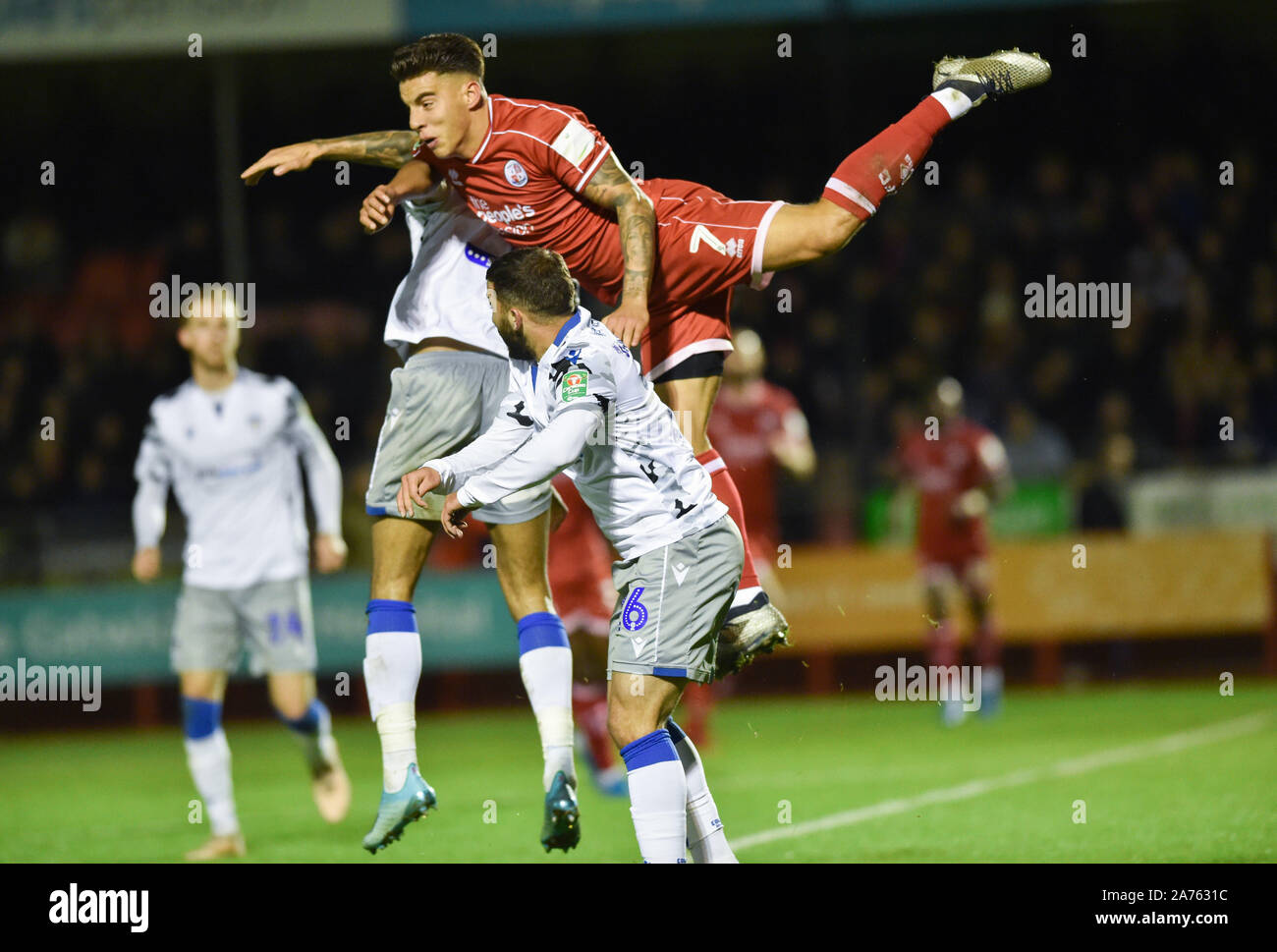 Reece Grego-Cox di Crawley ottiene airborne durante la Coppa Carabao quarto round match tra città di Crawley e Colchester Regno al popolo della Pension Stadium , Crawley , 29 ottobre 2019 solo uso editoriale. No merchandising. Per le immagini di calcio FA e Premier League restrizioni si applicano inc. no internet/utilizzo mobile senza licenza FAPL - per i dettagli contatti Football Dataco : credito Simon Dack Foto Stock