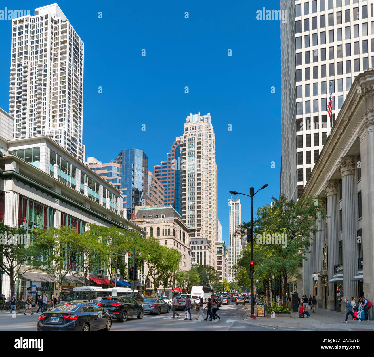 Visualizza in basso il Magnificent Mile, N Michigan Avenue, Chicago, Illinois, Stati Uniti d'America Foto Stock