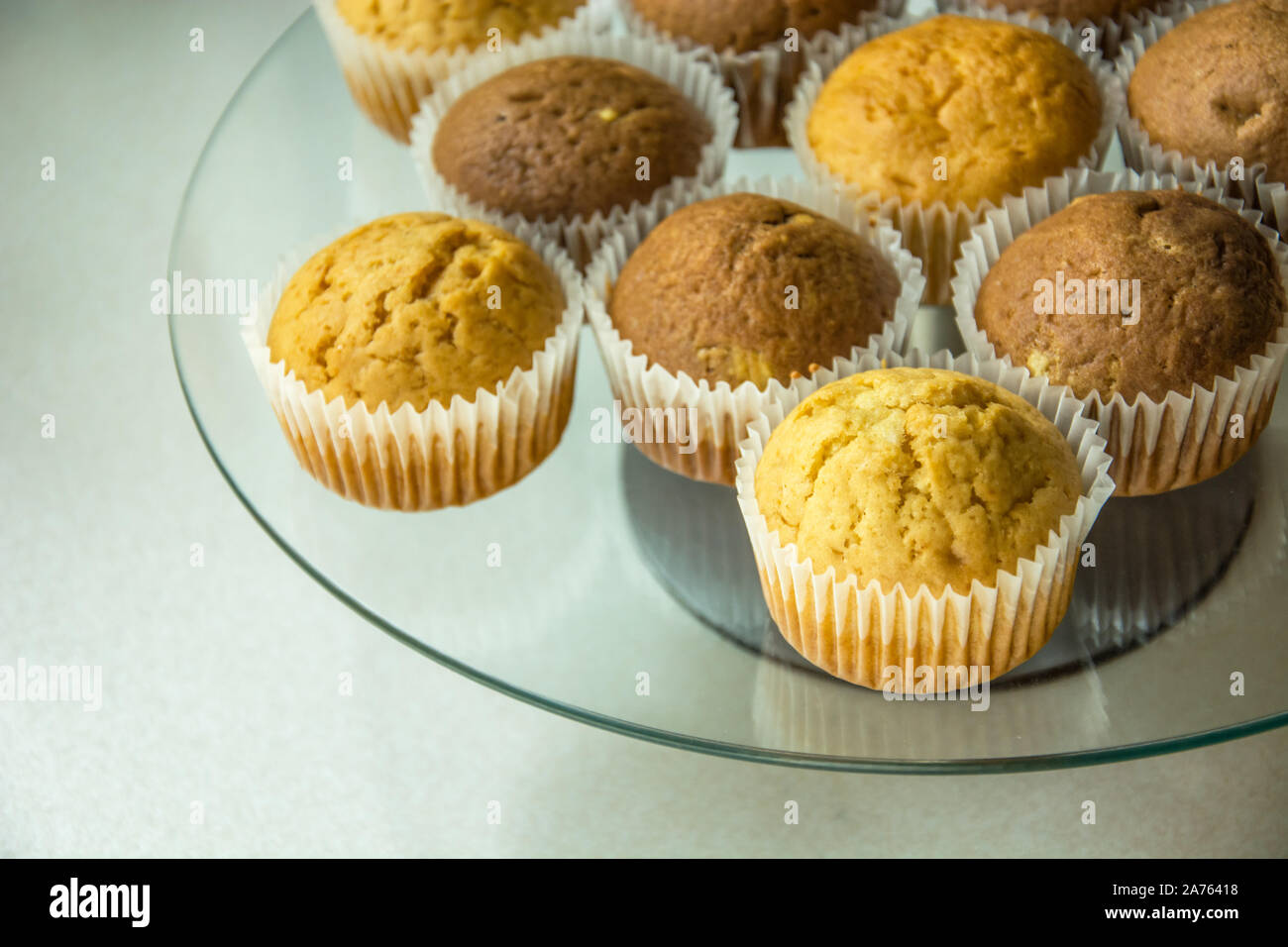 I muffin negli stampi su un vetro piatto rotondo Foto Stock