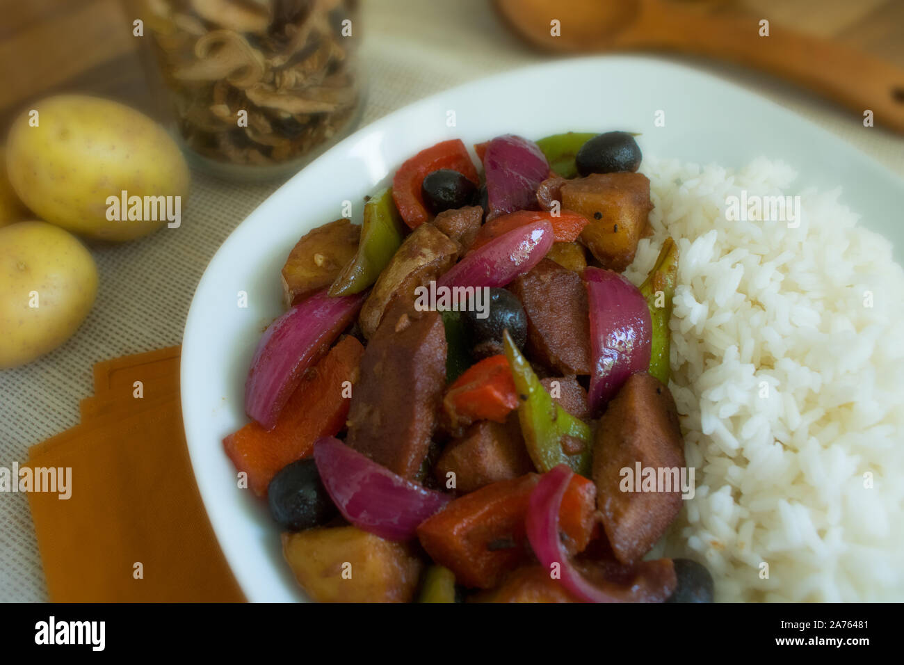 Illustrazione vettoriale di una stir fry con verdure, salsiccia e riso Foto Stock