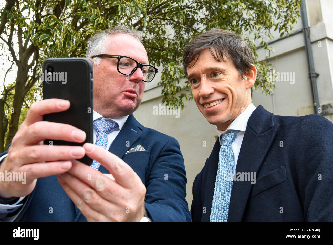 Londra, Regno Unito. Il 30 ottobre 2019. Rory Stewart MP (R), ex Segretario di Stato per lo Sviluppo Internazionale, ha una selfie foto scattata con un membro del pubblico di fronte alla Casa del Parlamento. Credito: Stephen Chung / Alamy Live News Foto Stock