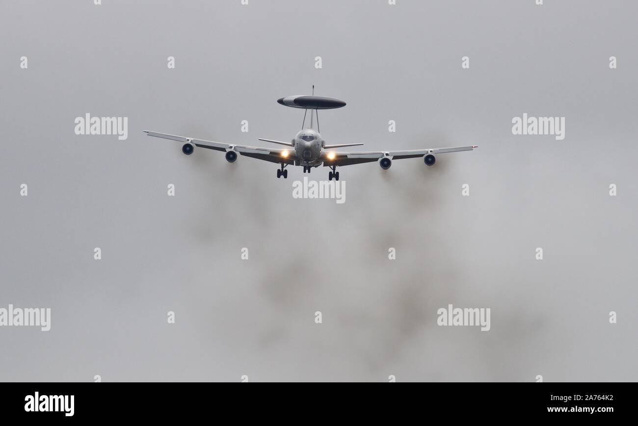La NATO AWACS Boeing E-3una sentinella che arrivano al Royal International Air Tattoo 2019 Foto Stock
