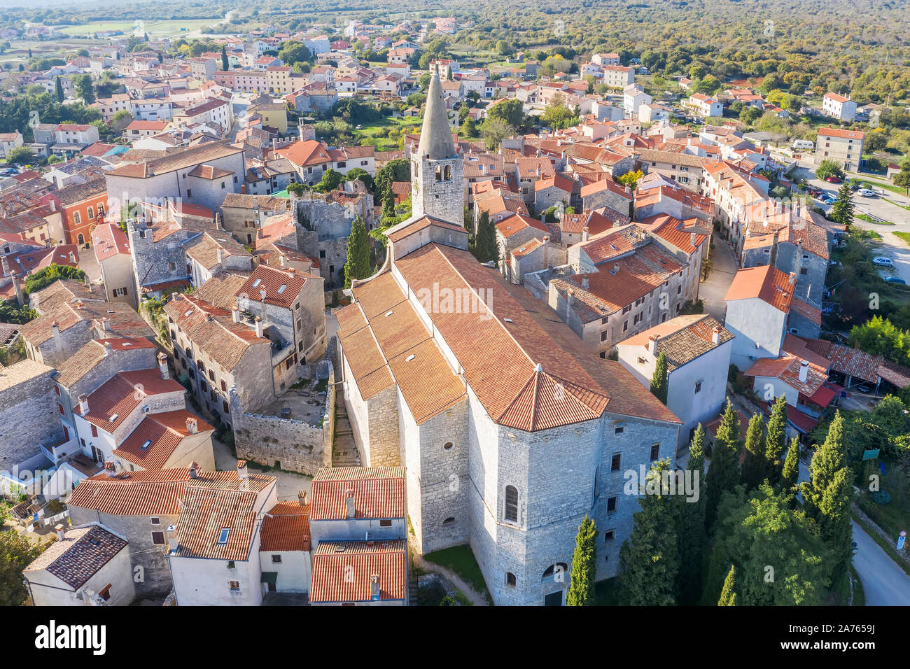 Una veduta aerea della balla - Valle, Istria, Croazia, chiesa della Visitazione Beata Vergine Maria a santa Elisabetta in Forefront Foto Stock