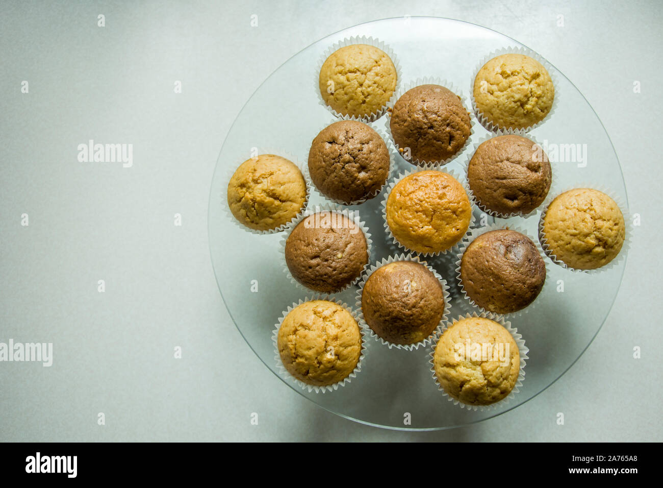 Muffin cotti su una piastra di vetro, vista dall'alto Foto Stock