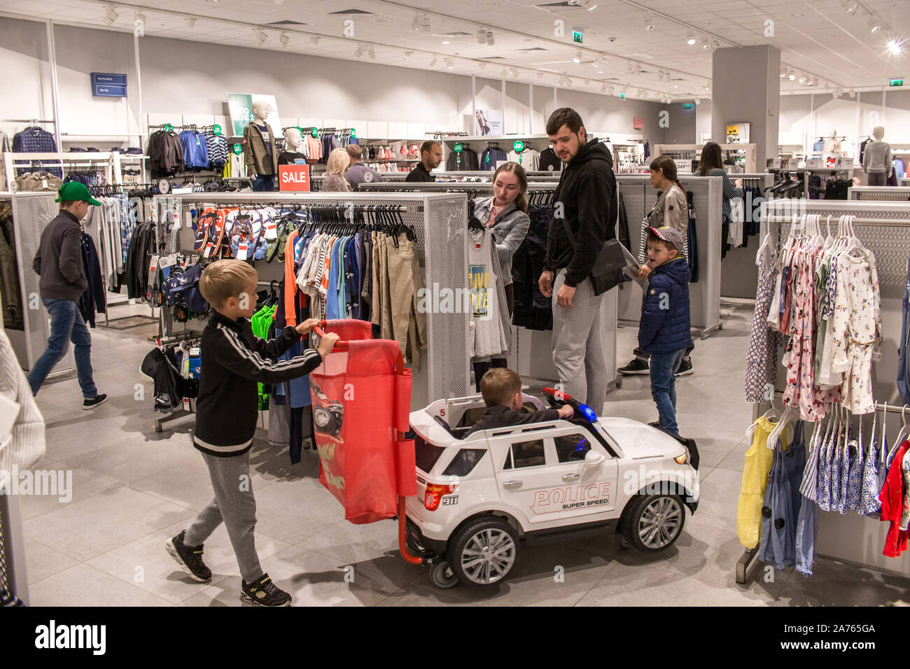 La vendita nel negozio di abbigliamento al dettaglio, manichini sono sul  bancone del negozio, la gente a fare acquisti nel negozio, di shopping per  i vestiti estivi. La Russia Foto stock -