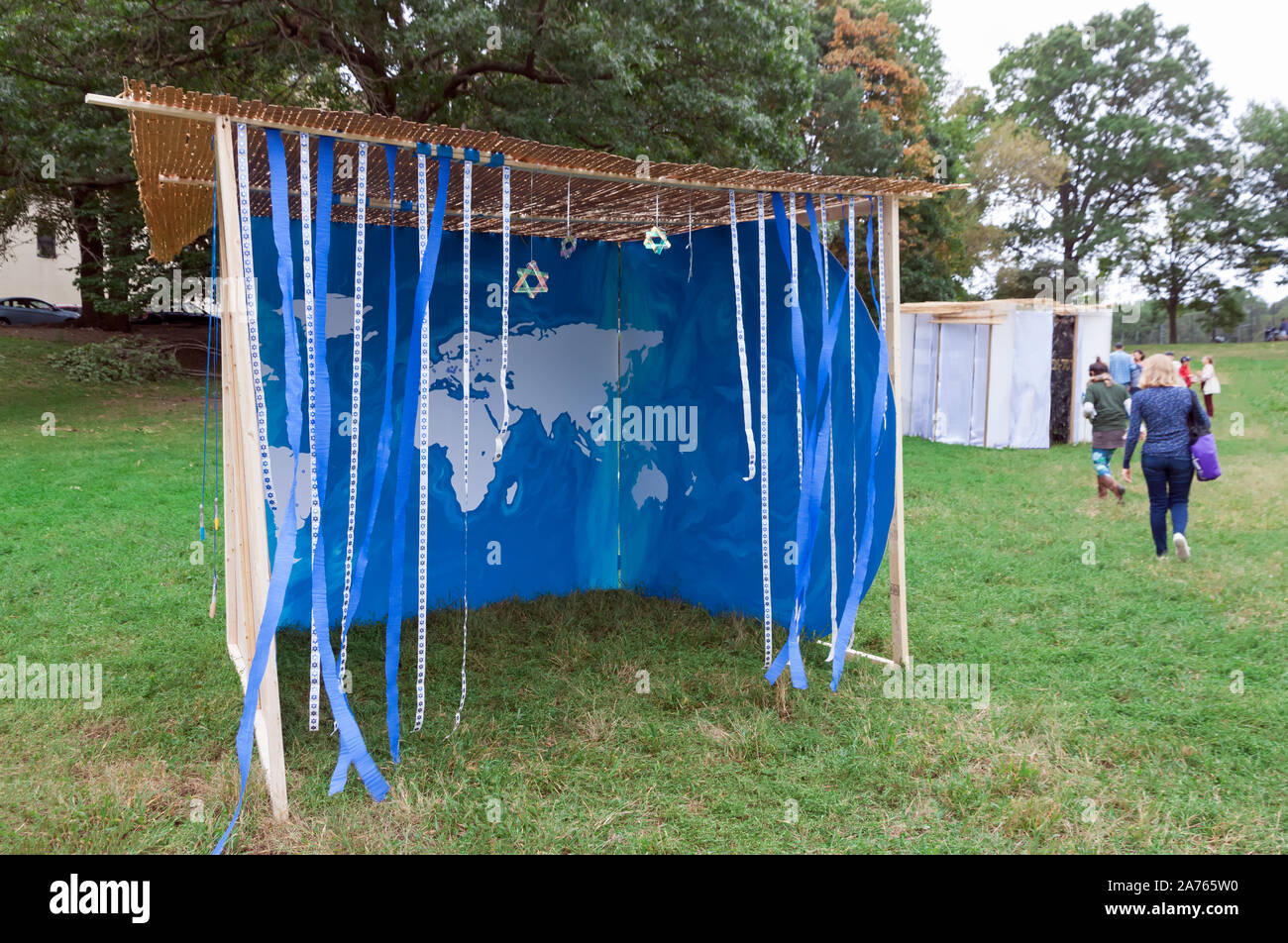 Sukkah o Succah, rifugio temporaneo, sul display per la festa ebraica di Sukkoth. Foto Stock